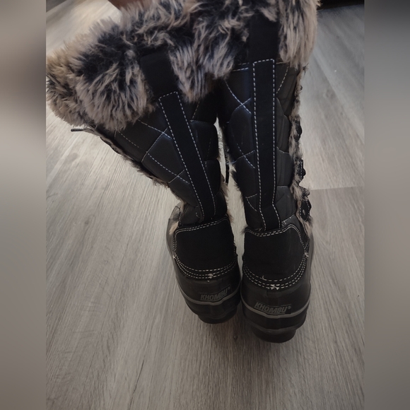 Khombu Cozy Black and Brown Fur-Trimmed Winter Boots Sz 8 - Picture 5 of 9